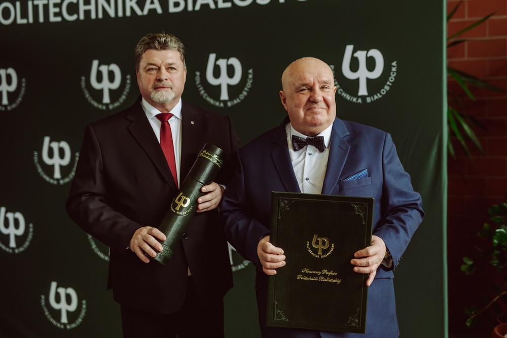 Od lewej stoją: prof. Zivcak i prof. Dąbrowski, w rękach trzymają dyplomy